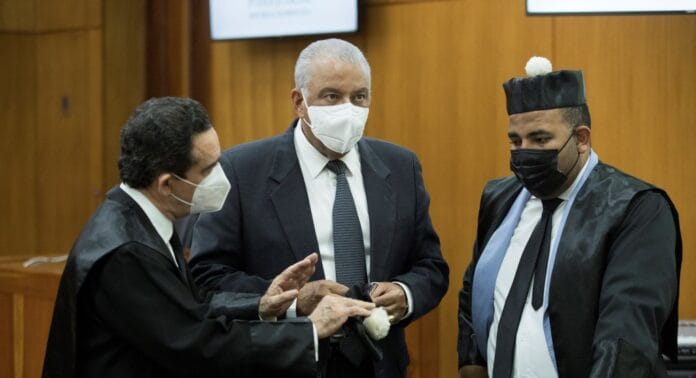 Andrés-Bautista-junto-a-sus-abogados.
