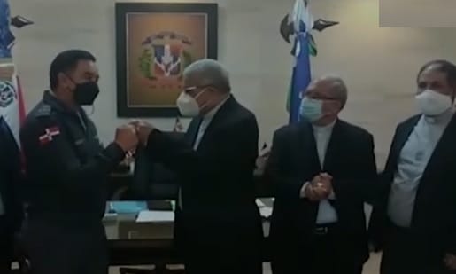 Moseñor-Francisco-Ozoria-arzobispo-de-Santo-Domingo-mientras-salubada-al-Director-de-la-PN.