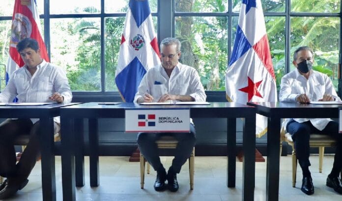 Carlos-Alvarado-Quesada-Luis-Abinader-Corona-y-Laurentino-Cortizo-mientras-firmaban-una-declaracion-conjunta-este-sabado-en-Puerto-Placta-Republica-Dominicana.