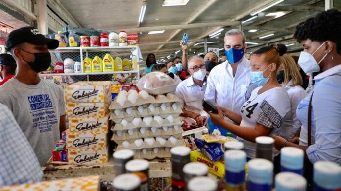 El-presidente-Abinader-acompañó-a-una-de-las-beneficiarias-de-la-ampliación-del-programa-Supérate-a-realizar-una-compra-en-el-Merca-Santo-Domingo-utilizando-el-bono-navideño.-1