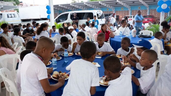 niños comiendo