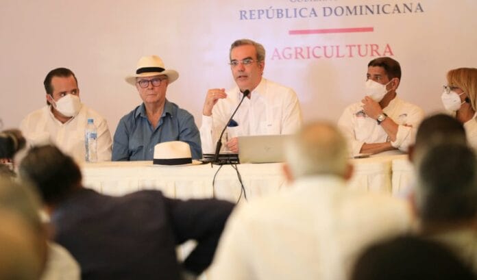 El-presidente-Luis-Abinader-mientras-hablaba-este-sábado-en-un-acto-en-San-Juan-de-la-Maguana.-A-su-lado-el-expresidente-Hipólito-Mejía.