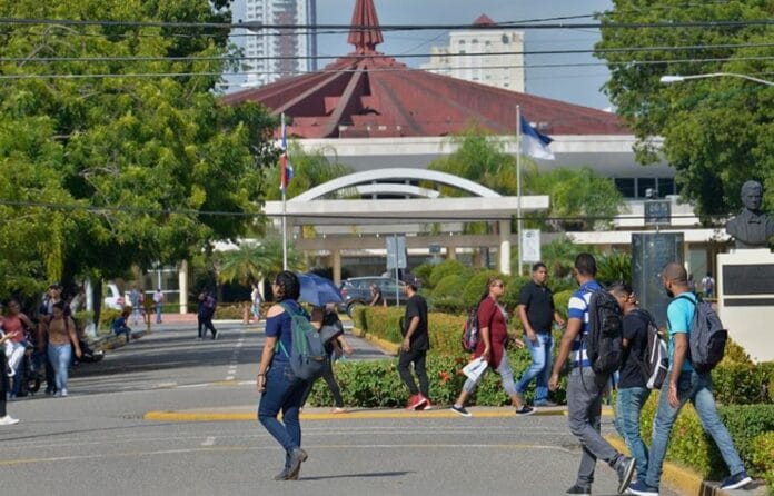 uas-d-eac59464-focus-0-0-895-573