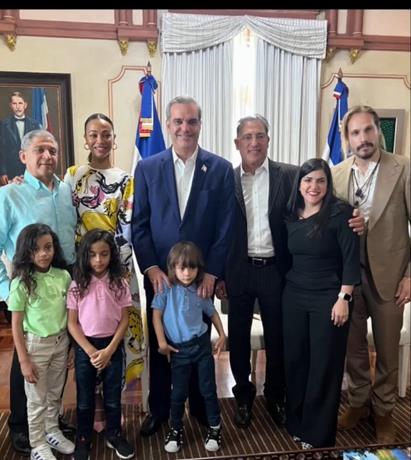 zoe-saldana-y-su-familia-visitan-a-luis-abinader-en-el-palacio-nacional