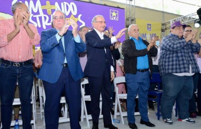 danilo-medina-y-charlie-marioti-en-azua-foto-fuente-externa-12789386-focus-0.13-0.42-895-573