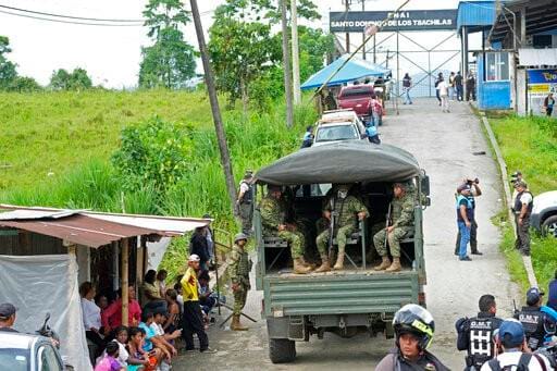 un-grupo-de-personas-en-moto-en-la-calle-667710bc-focus-0-0-895-573