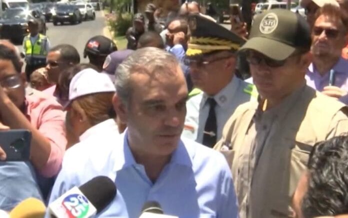 El-presidente-Abinader-mientras-conveersaba-con-periodistas-este-viernes-en-Santiago. (1)