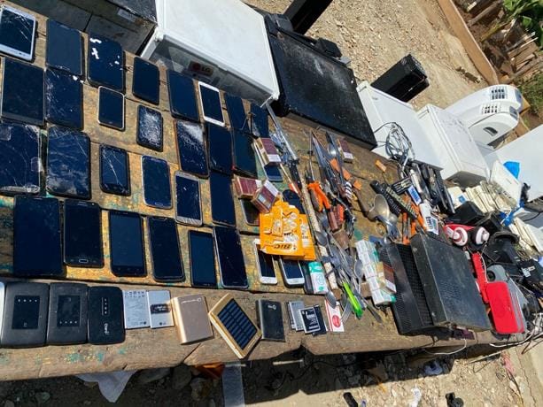 autoridades-incautan-21-televisores-15-neveritas-y-9-aires-en-carcel-de-santiago-rodriguez