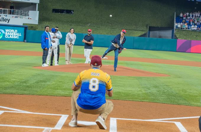 presidente-luis-abinader-realizo-primer-pitcheo-en-el-clasico-mundial-de-beisbol