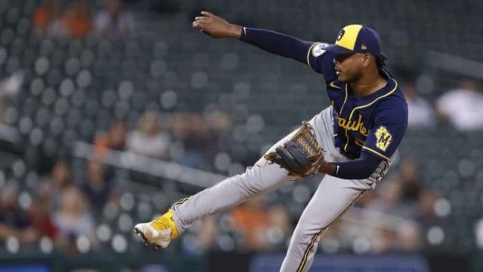 freddy-peralta-lanzara-el-primer-juego-de-la-temporada-con-los-brewers-focus-0.44-0.57-896-504